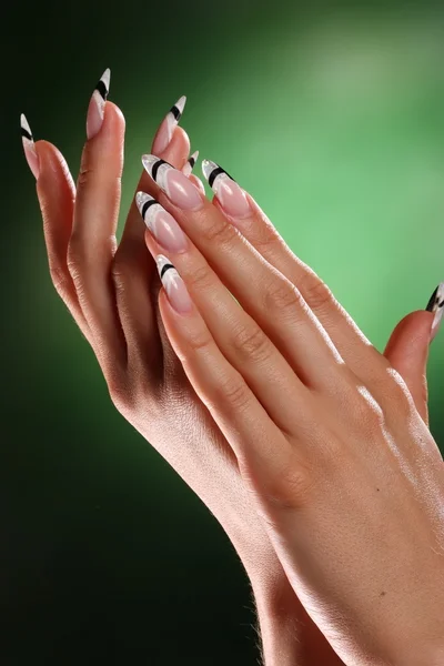 Mãos Uma Jovem Com Uma Bela Manicure — Fotografia de Stock