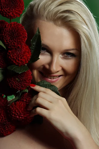 Mooie vrouw met rode strik — Stockfoto