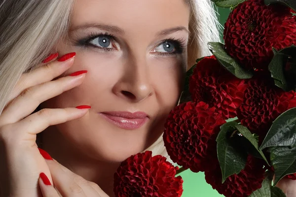 Vacker kvinna med röd rosett — Stockfoto