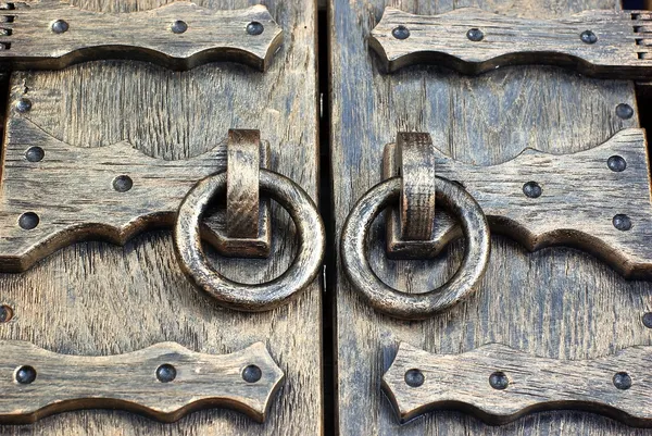 Dekorativní dveře s kovanými uchy Royalty Free Stock Fotografie