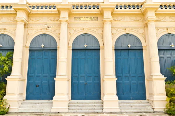 Porta de construção estilo europa tradicional — Fotografia de Stock