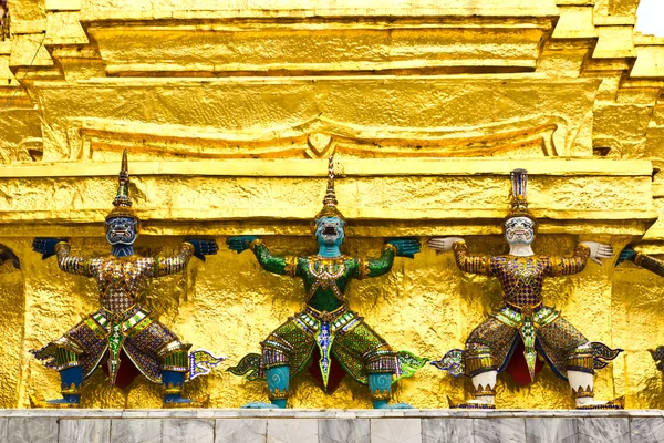 Гигантская статуя тайского стиля — стоковое фото