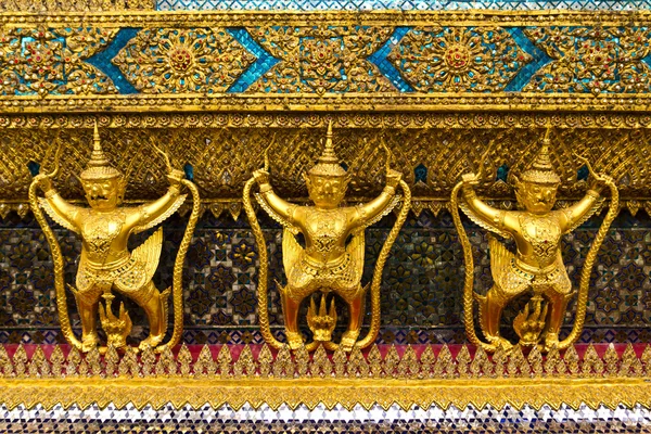 Thaise stijl garuda standbeeld — Stockfoto