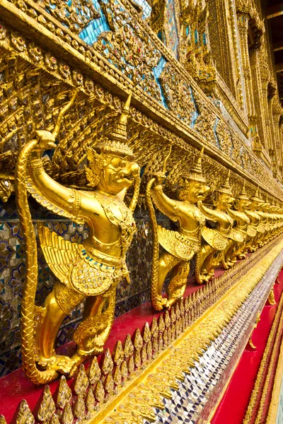 Thai style garuda statue — Stock Photo, Image
