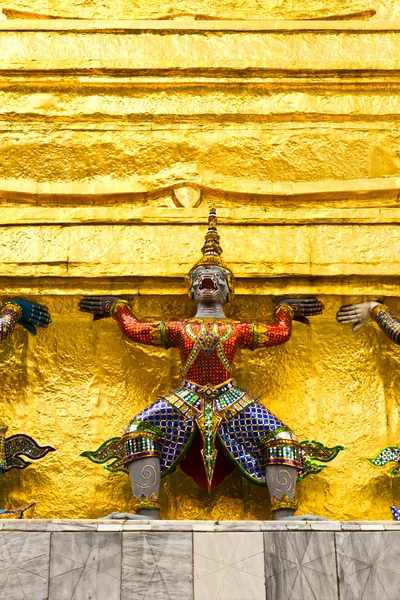 Traditionele Thaise stijl reusachtige standbeeld — Stockfoto