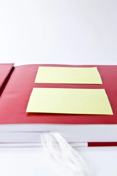 Gelbe Notiz auf rotem Notizbuch — Stockfoto