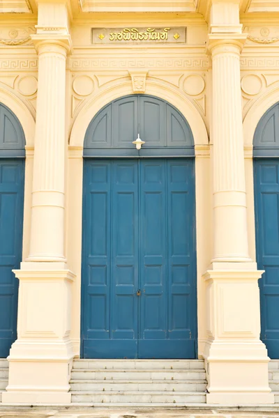 Tradycyjne Europy stylu budynku drzwi — Zdjęcie stockowe