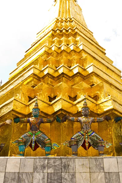 Traditionell thailändsk stil jätte staty — Stockfoto