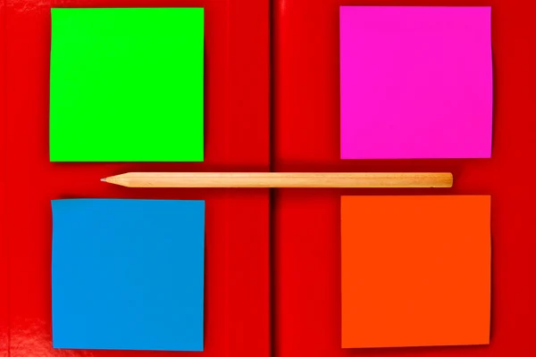 Nota papel e lápis no caderno vermelho — Fotografia de Stock