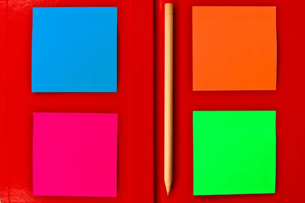 Kleur opmerking op rode notebook — Stockfoto