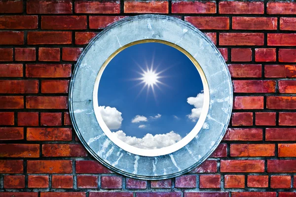Sun and sky behind wall — Stock Photo, Image