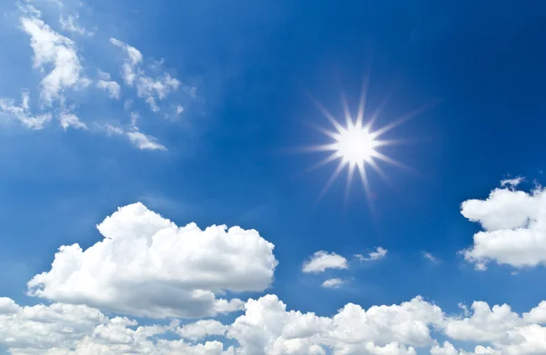 Zon cloud en blauwe hemel — Stockfoto