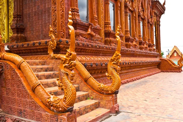 Naga antiga starue no templo tailandês — Fotografia de Stock