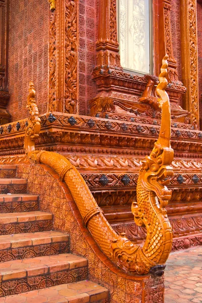Oude naga starue in Thaise tempel — Stockfoto