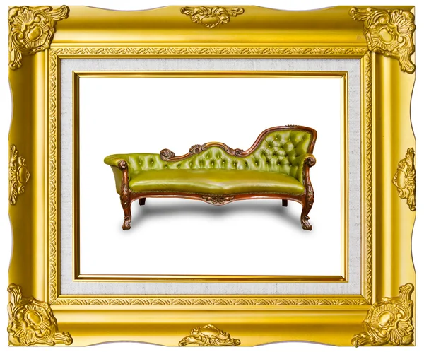 Розкішне зелене шкіряне крісло в золотій дерев'яній рамці — стокове фото