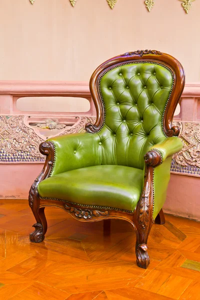 绿色皮革扶手椅 — 图库照片
