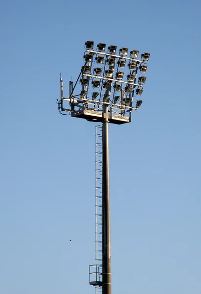 Прожекторы футбольного стадиона — стоковое фото