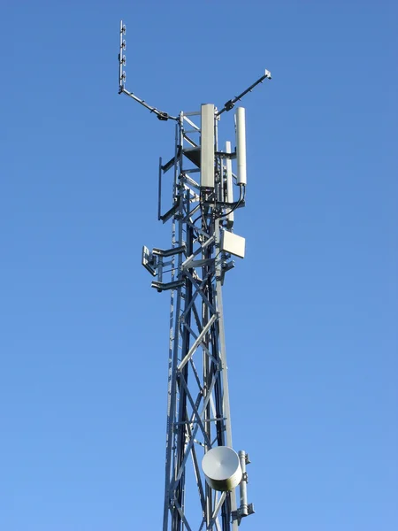 Telefone móvel que transmite mastro — Fotografia de Stock