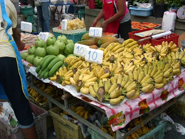 Puesto de frutas del mercado tailandés — Foto de Stock