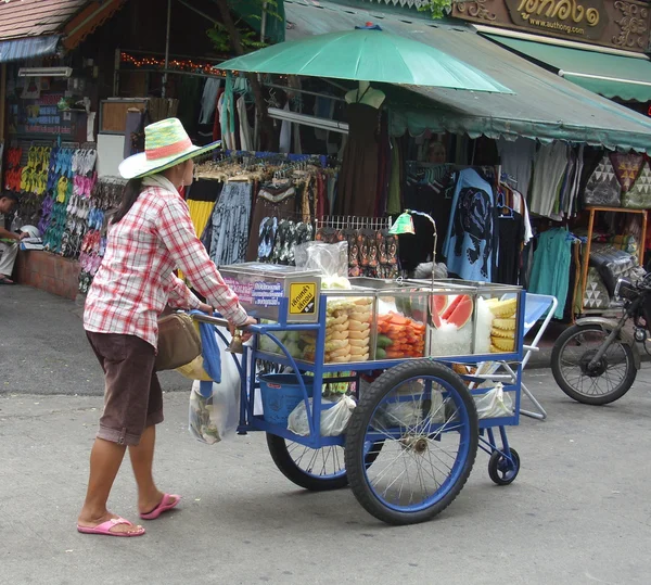 Thailändische Obstverkäufer mit Einkaufswagen — Stockfoto