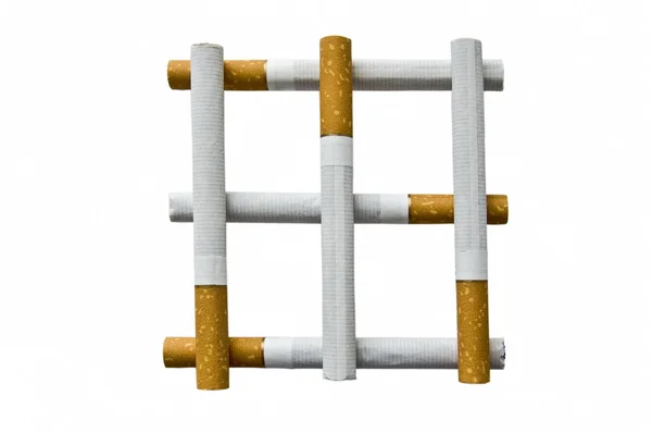 Le treillis des cigarettes sur fond blanc . — Photo