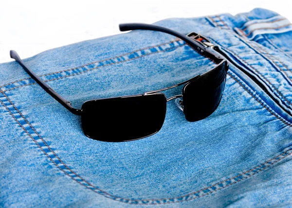 Güneş gözlüğü ve kot pantolon — Stok fotoğraf