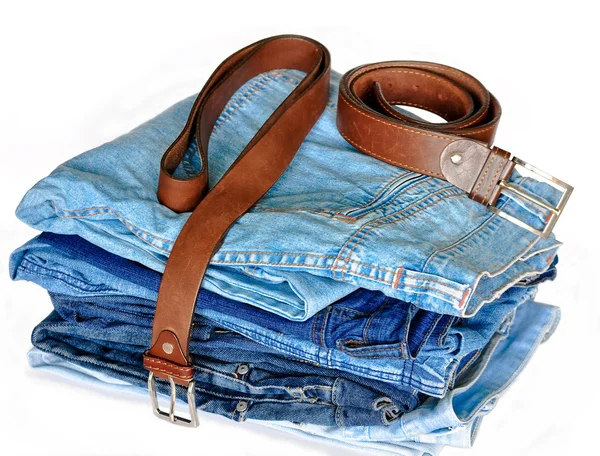 Le Jeans et la ceinture en cuir sur fond blanc . Images De Stock Libres De Droits