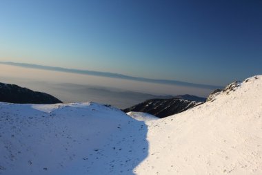 Orta gün doğarken Doğu Avrupa'da balkan