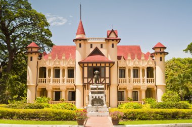 Açık eski Sarayıfrente antiguo Palacio