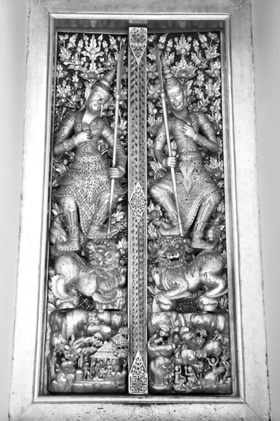Tempeltür in schwarz-weißer Farbe — Stockfoto