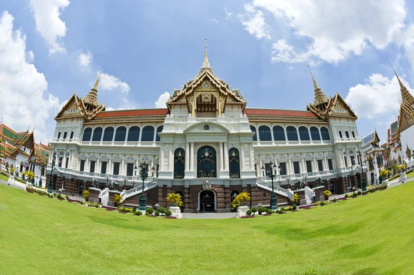 Framsidan av grand palace — Stockfoto