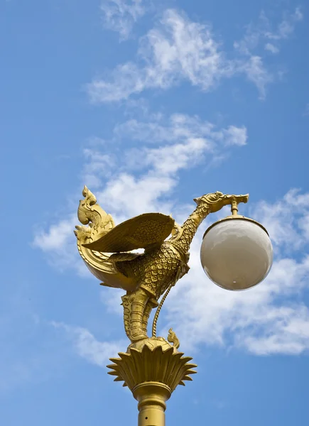 Gouden vogel standbeeld — Stockfoto