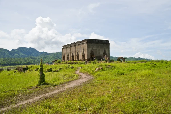 Sättet att den gamla övergivna templet — Stockfoto