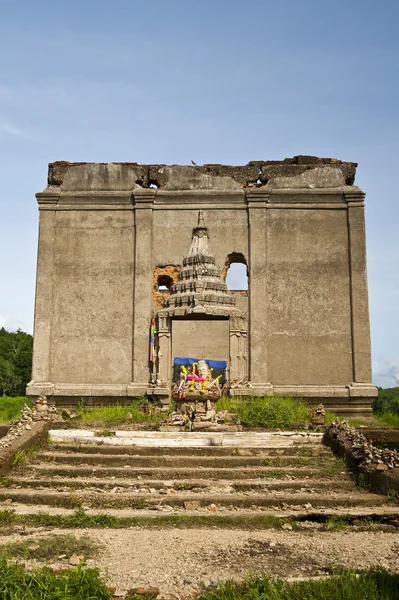 Vordereingang des verlassenen Tempels — Stockfoto