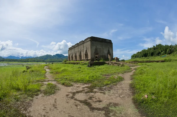 Duas maneiras de velho templo abandonado — Fotografia de Stock
