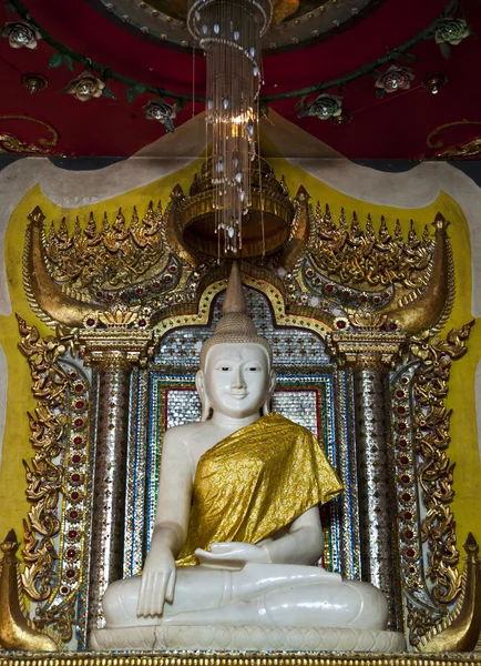 Bílá mramorová socha Buddhy — Stock fotografie