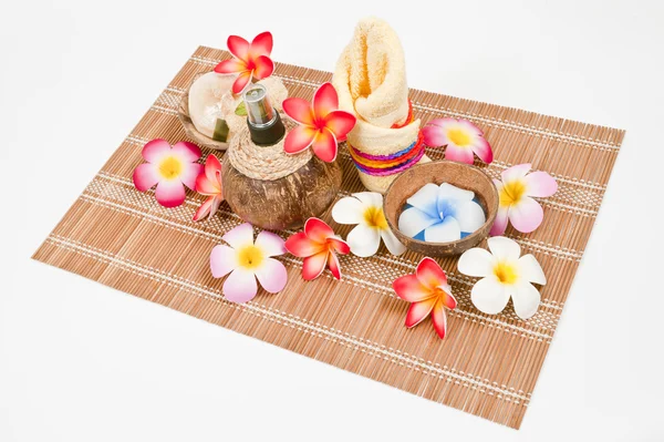 코코넛 쉘 병 주위 꽃 — 스톡 사진