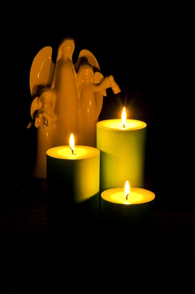 Tre Angeli e tre candele con illuminazione — Foto Stock