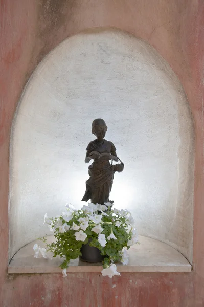 Girl statue — Stock Photo, Image