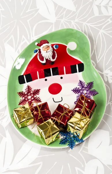 Weihnachtsmann-Teller mit Geschenken — Stockfoto