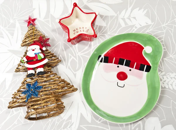 Santa plattan och julgran och star cup på blad papper bakgrund — Stockfoto