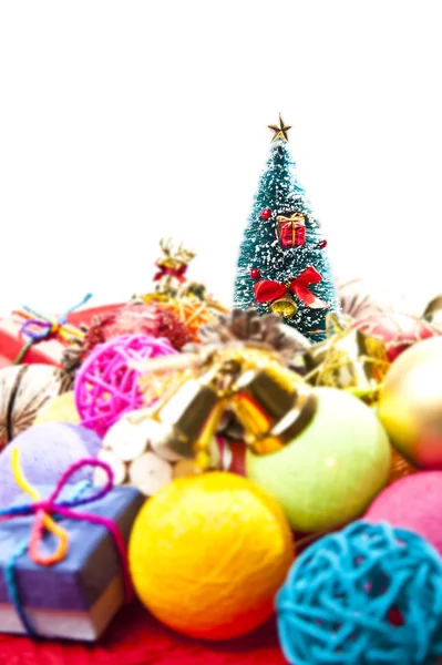 Focus sull'albero di Natale isolato con sfondo bianco — Foto Stock