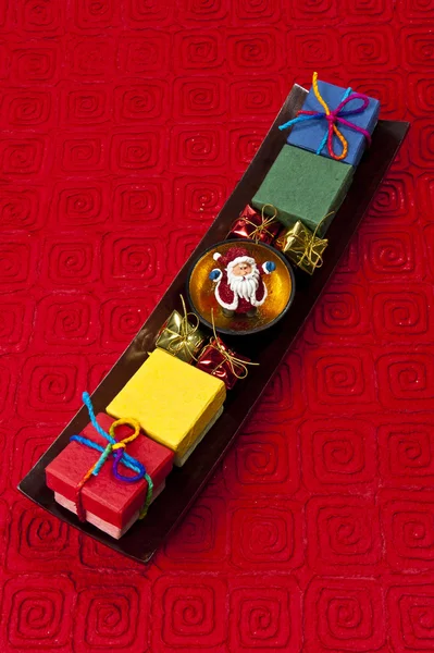 Weihnachtsmann im goldenen Becher mit Geschenken — Stockfoto