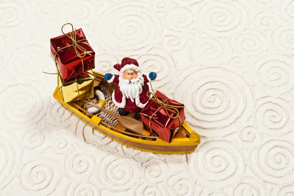 Eenzame santa op de boot met zijn gaven — Stockfoto