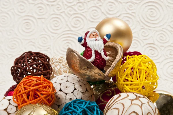 Santa surpresas da semente em torno de decorações bola de Natal — Fotografia de Stock