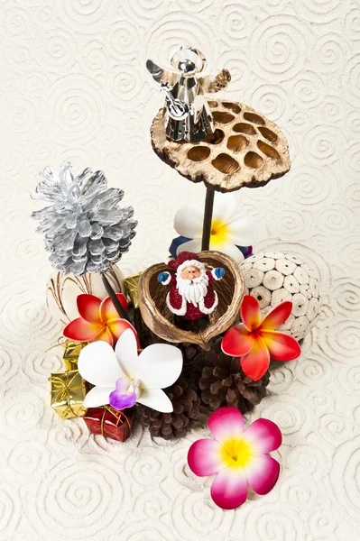 Santa och silver ängel på gyllene nelumbo lotus — Stockfoto