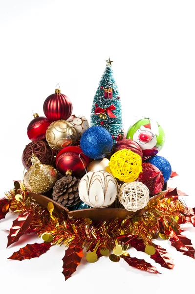 Vánoční koule v dřevěném podnosu — Stock fotografie