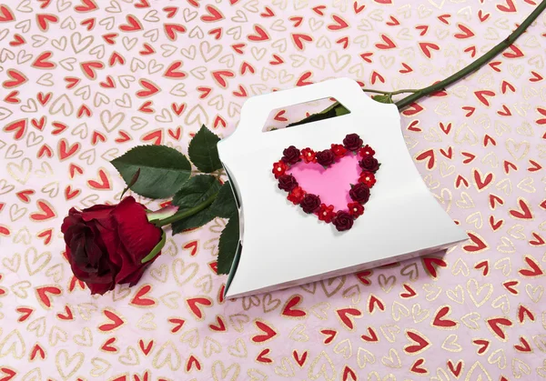 心符号和玫瑰情人节纸塑复合袋 — 图库照片