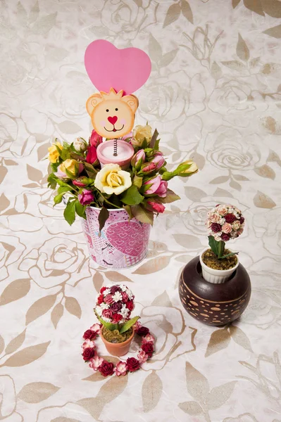 장미와 곰 클립 통 — 스톡 사진