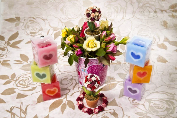 Πολύχρωμο καρδιά κερί με κουβά με τριαντάφυλλο — Φωτογραφία Αρχείου